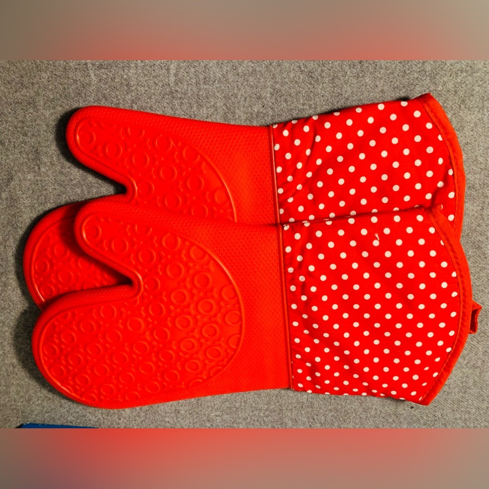 NWT large fun red silicone cooking gloves  for the professional cook